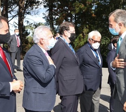 Su Majestad el Rey recibió el saludo, entre otras autoridades, de los expresidentes del Gobierno, Felipe González y Mariano Rajoy, a su llegada al Cen